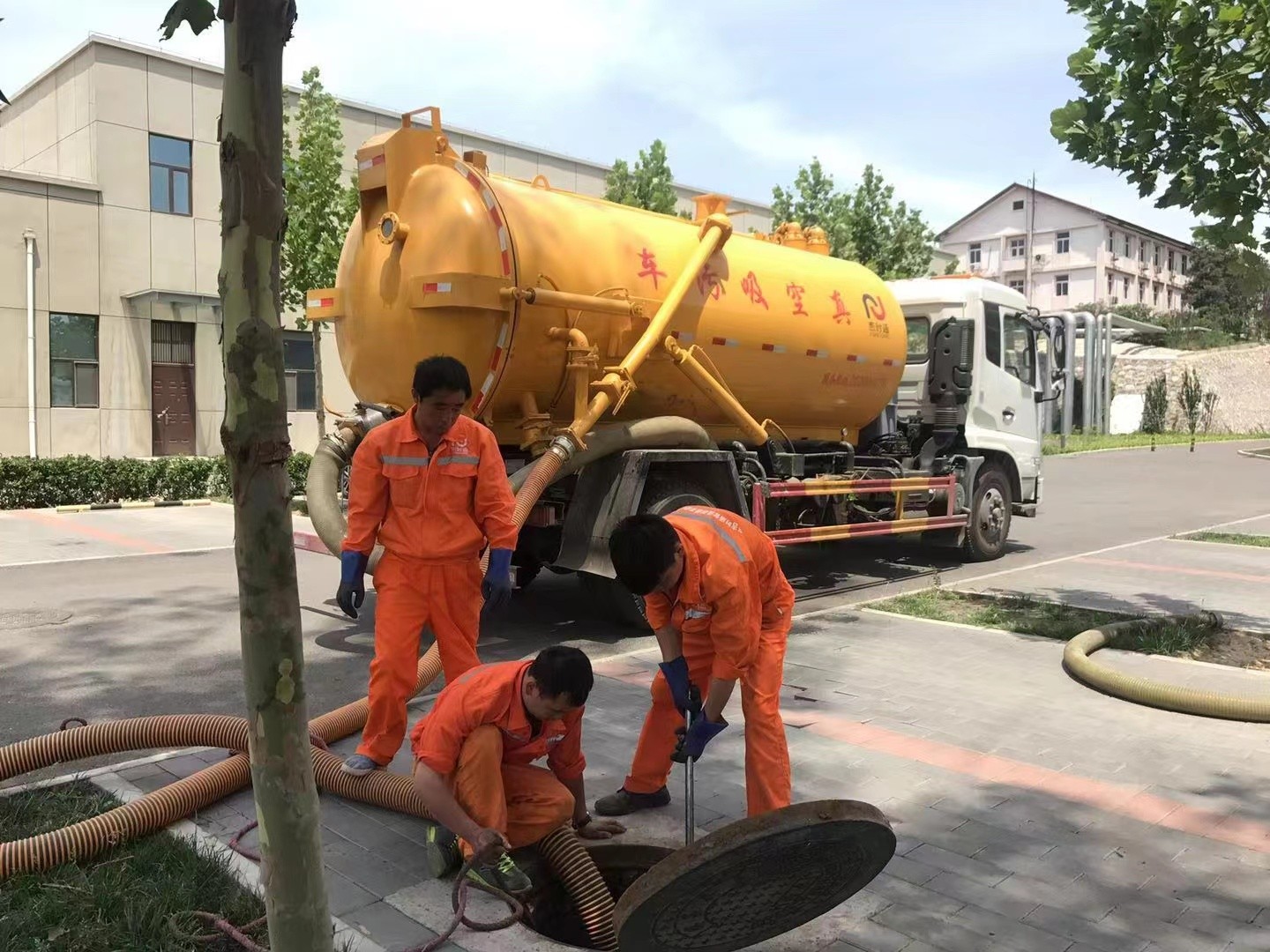 靖远管道疏通车停在窨井附近