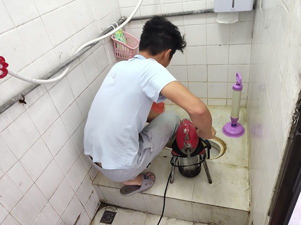 靖远管道堵塞冒臭气 专业师傅现场解决问题