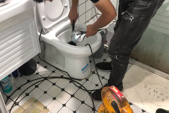 靖远马桶堵塞自己疏通还是找师傅？专业上门服务让你省时更省心
